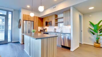 Comfort Apartment, 2 Bedrooms, City View | Private kitchen | Fridge, microwave, oven, stovetop