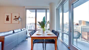 Comfort Apartment, 2 Bedrooms, City View | In-room dining