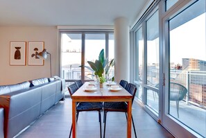 Comfort Apartment, 2 Bedrooms, City View | In-room dining