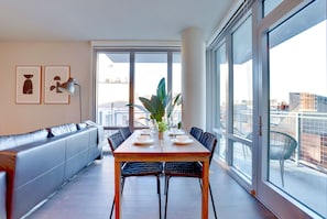 Comfort Apartment, 2 Bedrooms, City View | In-room dining