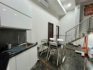 Fridge, microwave, oven, stovetop - Delightful independent apartment, 10 minutes from the historic center  (Roma)