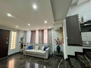 Smart TV, video games, computer monitors - Delightful independent apartment, 10 minutes from the historic center  (Roma)