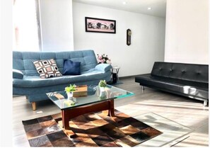 Living area - Cozy and Brightening Condo La Castellana, Bogota. Close to Chico Area, 93 Park (Bogotá)