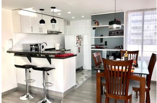 Private kitchen - Cozy and Brightening Condo La Castellana, Bogota. Close to Chico Area, 93 Park (Bogotá)
