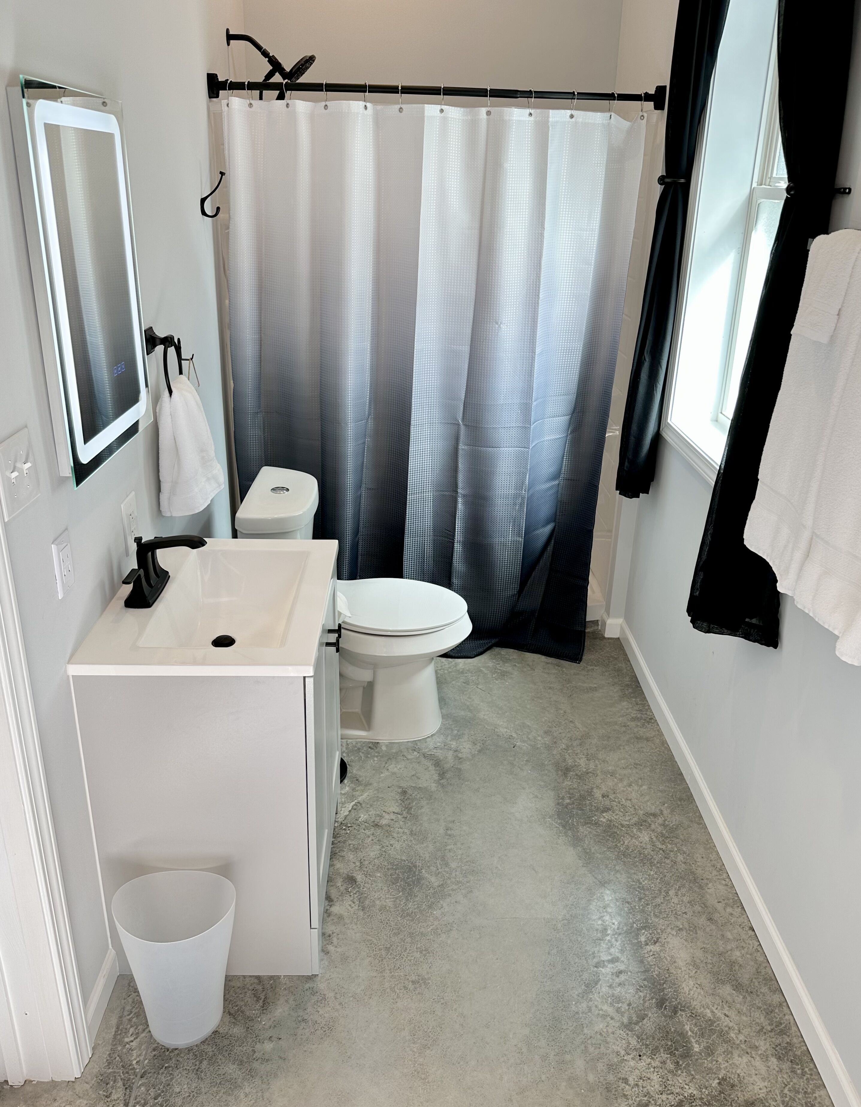 Hårtork, handdukar, tvål och schampo