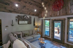 Una Smart TV, una chimenea, videojuegos, libros