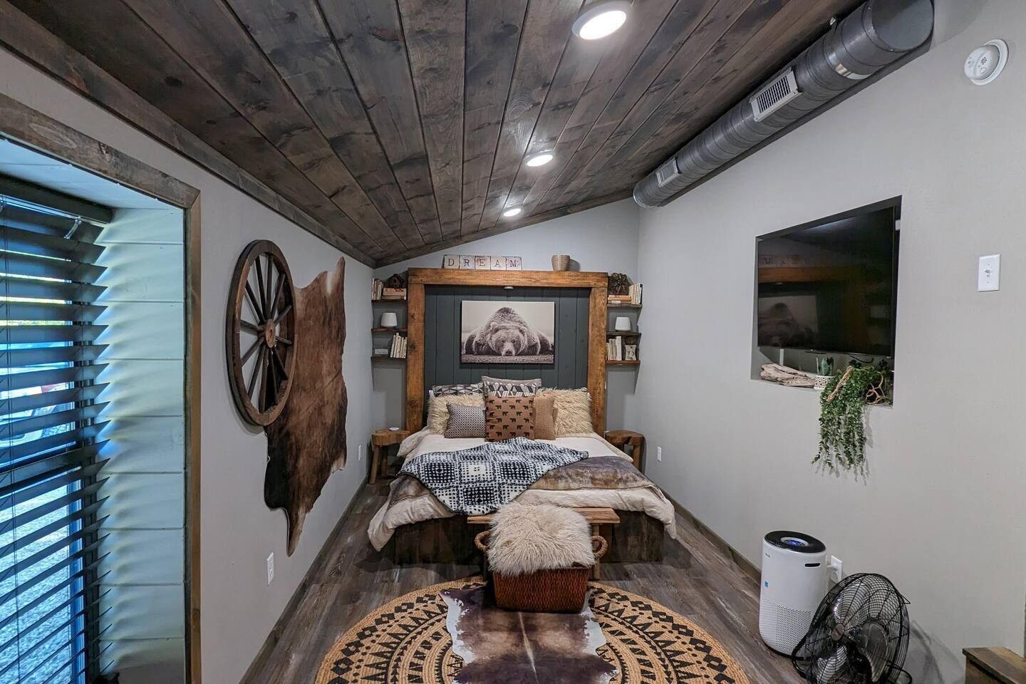 2 bedrooms, desk, travel crib, free WiFi