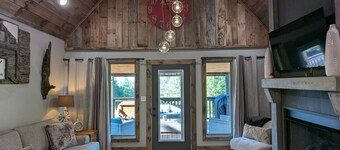 Historic 2 BR Cabin w Hot Tub near Buffalo River!