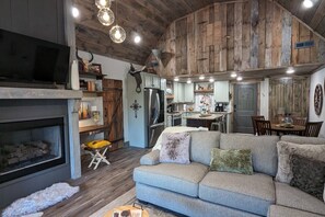 Una Smart TV, una chimenea, videojuegos, libros