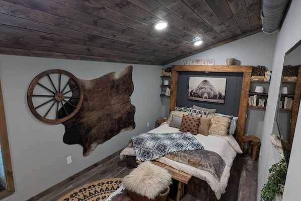 2 bedrooms, desk, travel cot, free WiFi