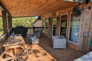 Outdoor dining - Historic 2 BR Cabin w Hot Tub near Buffalo River! (Hasty)