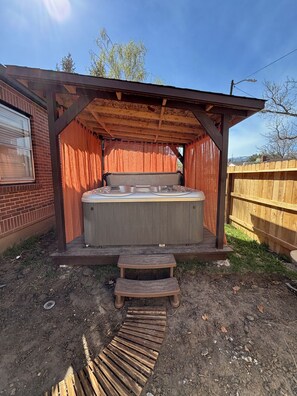 Outdoor spa tub