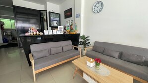 Una sala de estar moderna con un sofá, una mesa de centro y un televisor.