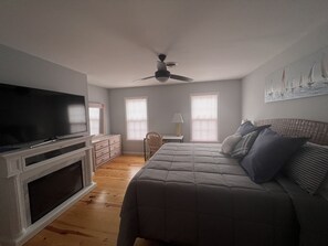 3 bedrooms, desk, iron/ironing board, travel cot - Family-Friendly Cottage w/ Porch, Kayaks & Bikes – Short Drive to Bethany (Bethany Beach)