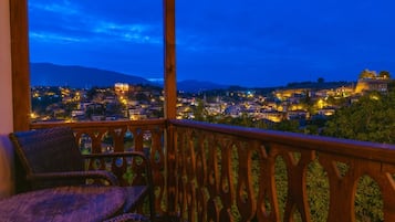 32-inch LCD TV with satellite channels, MP3 dock