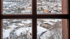 A window with a lace curtain featuring floral embroidery. - Manzara Konak Otel (Safranbolu)