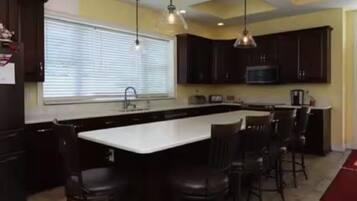 Microondas, horno, placa de cocina y lavavajillas