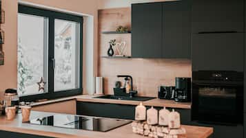 Kühlschrank, Mikrowelle, Ofen, Herdplatte