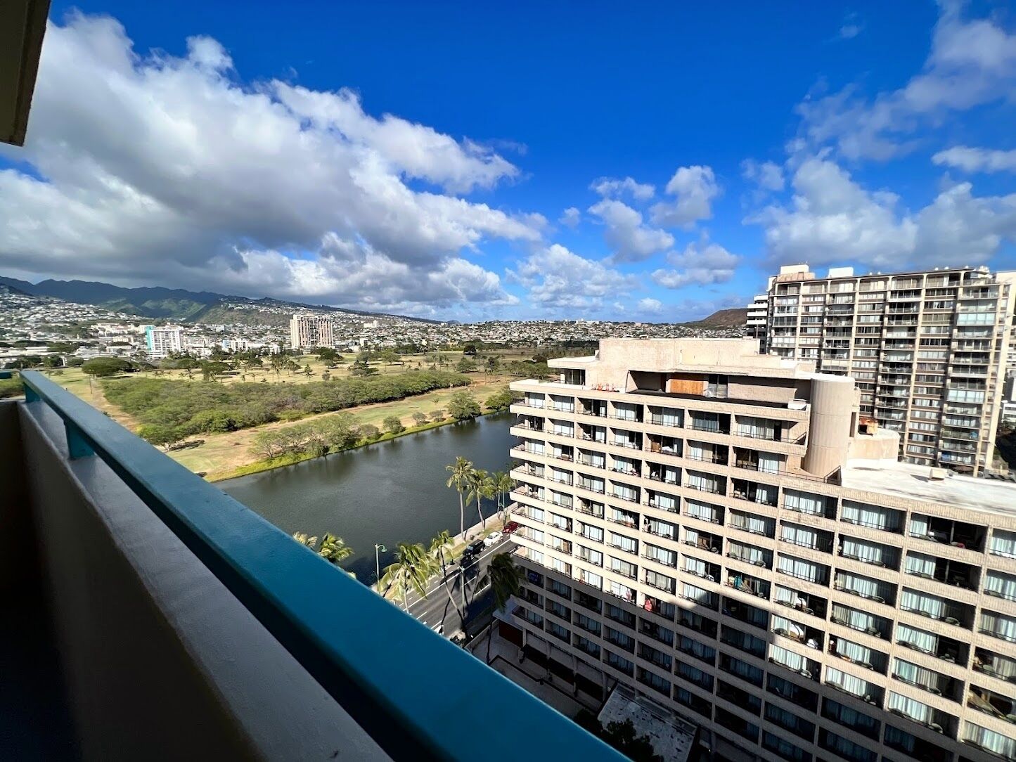 Un edificio alto con varios balcones con vistas a un río y al paisaje urbano.