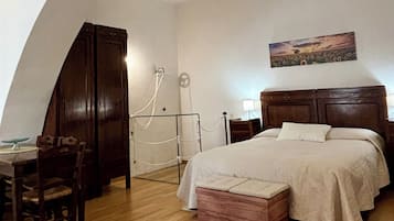 1 habitación, escritorio, wifi y ropa de cama