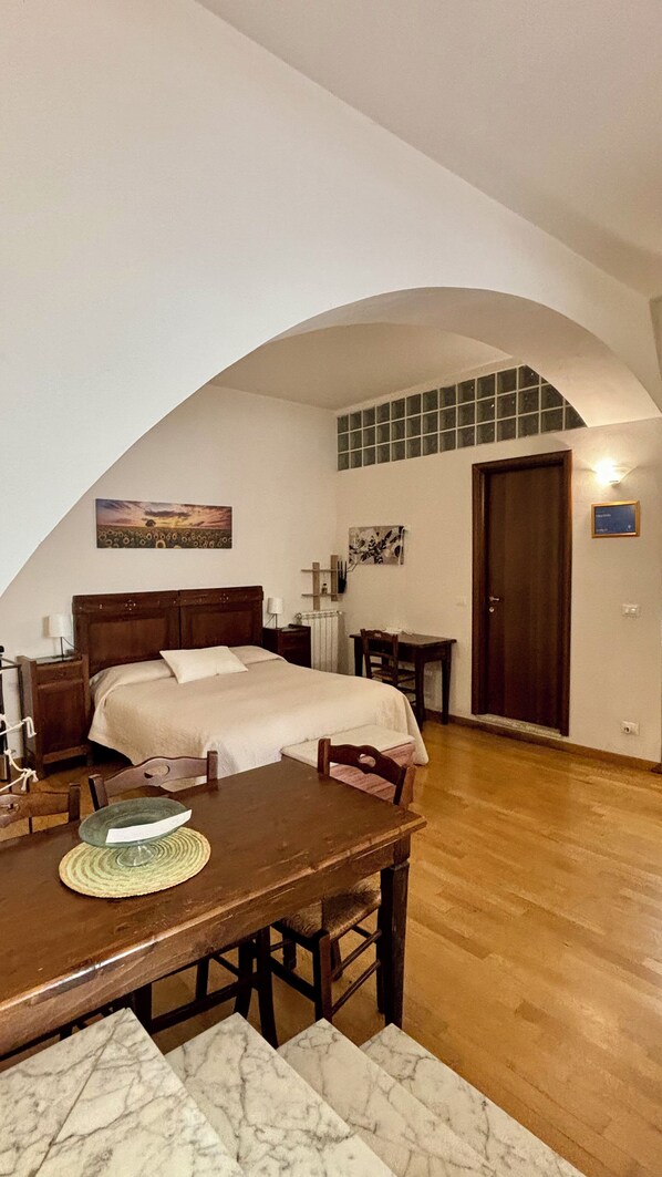 1 bedroom, desk, WiFi, bed sheets - Yellow House (Canino)