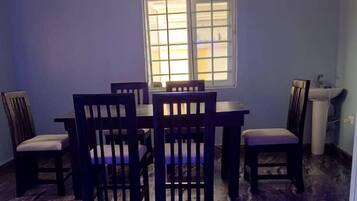 Apartemen Deluks | Makan di kamar