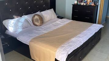 Apartemen Deluks | 4 kamar tidur, meja kerja, dan Wi-Fi gratis