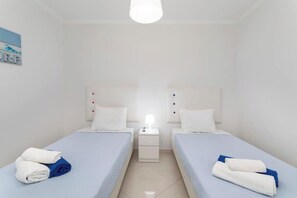 3 habitaciones, tabla de planchar con plancha, wifi y ropa de cama