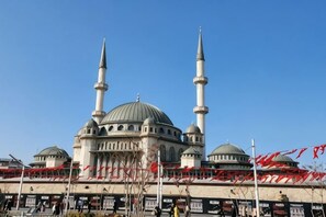 A mosque with three minarets and a large central dome, surrounded by a covered walkway. - Taksim Centre Geneva Hotel (Istanbul)