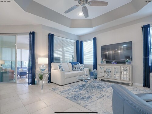 Designer 3 bedroom high-end home with walking distance to Lake Sumter Landing