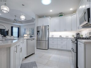 Fridge, microwave, oven, stovetop - Designer 3 bedroom high-end home with walking distance to Lake Sumter Landing (The Villages)