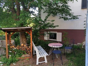 Outdoor dining - cosy country studio in middle of the Vienna Alpine Region # well reachable.  (Niederösterreich)