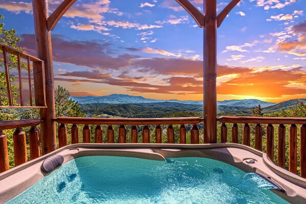 Outdoor spa tub - Epic Mountain Views in a Luxury Cabin (Sevierville)