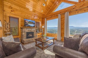 Smart TV, fireplace, video games, DVD player - Epic Mountain Views in a Luxury Cabin (Sevierville)