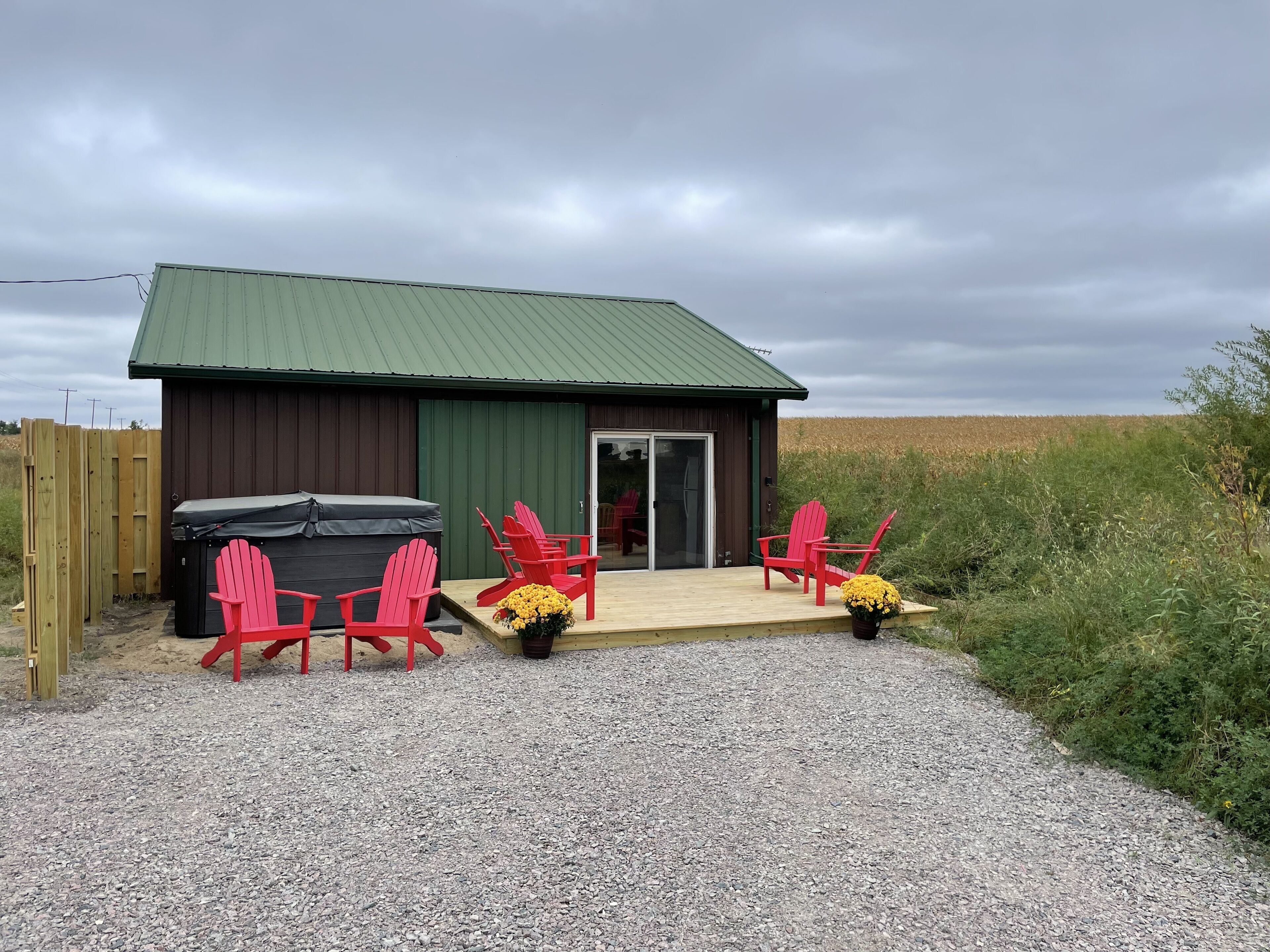 Country Cabin on 40 acres with a Hot Tub! 2 queen & 2 twin beds all on one level