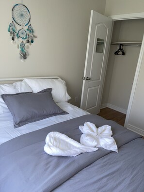 3 bedrooms, desk, WiFi, bed sheets