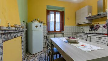 Kühlschrank, Herdplatte, Wasserkocher mit Kaffee-/Teezubehör