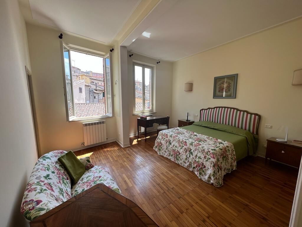 2 bedrooms, desk, WiFi, bed sheets