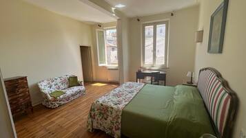 2 habitaciones, escritorio, wifi y ropa de cama