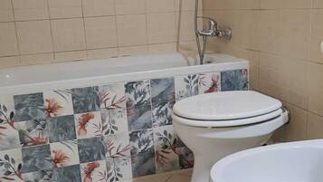 SĂšche-cheveux, bidet, serviettes fournies, savon