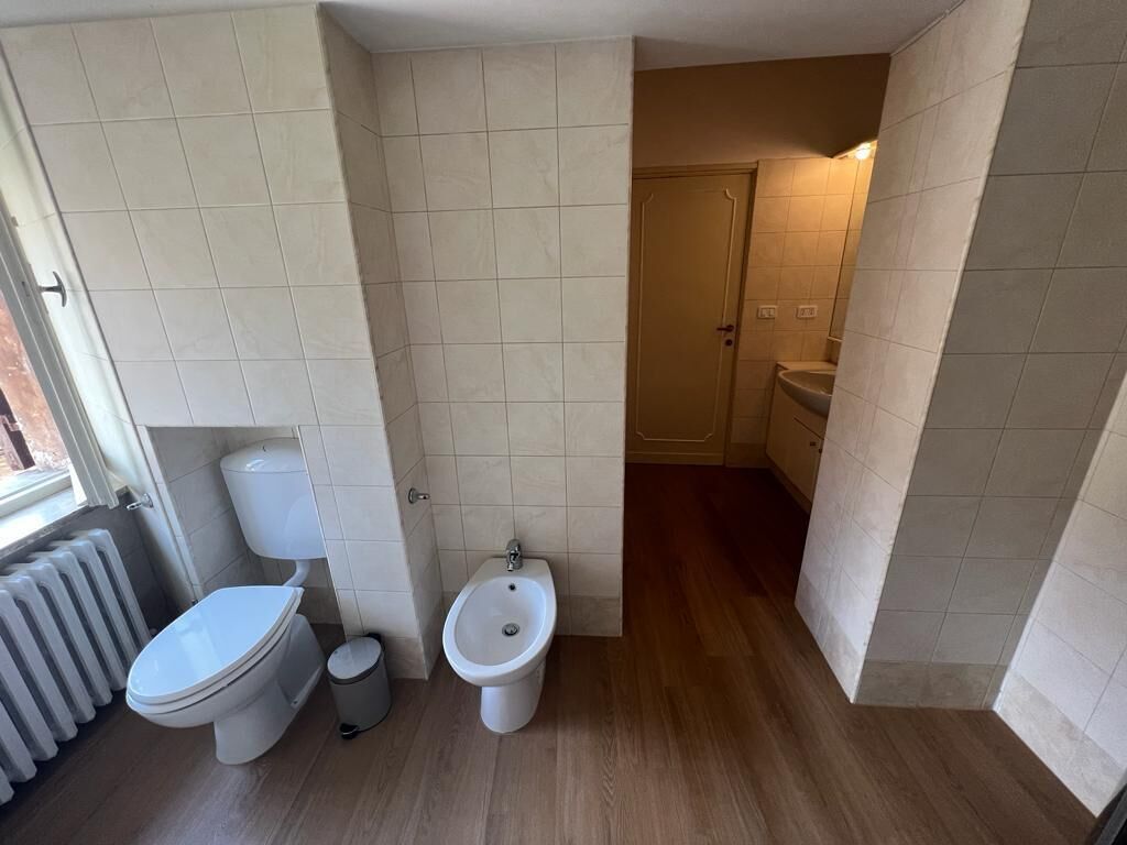 Secadora de cabello, bidet, toallas, jabón 