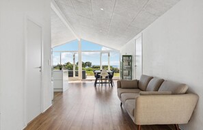 Smart TV - 4 bedroom beautiful home in Haarby (Haarby)