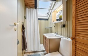 Shower - Beautiful home in Hadsund with kitchen (Hadsund)