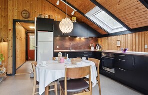 Frigorífico, placa de cocina y cafetera o tetera