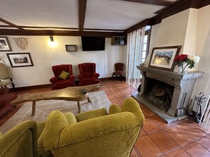 Smart-TV, Kamin, Bücher