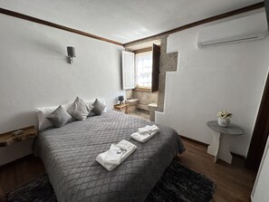 6 Schlafzimmer, Schreibtisch, Bügeleisen/Bügelbrett, Reisekinderbett