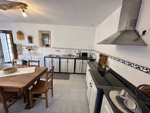 Fridge, microwave, oven, stovetop - Casa da Cerca Aldeia Histórica de Sortelha, a Aldeia Charme de Portugal (Sortelha)
