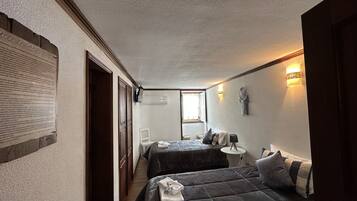 6 slaapkamers, een bureau, een strijkplank/strijkijzer, reisbedje