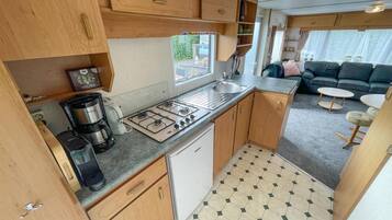 Een koelkast, een kookplaat, een koffiezetapparaat/waterkoker