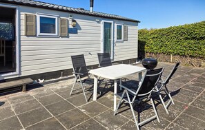 Outdoor dining - 2 bedroom amazing home in Makkum (Makkum)